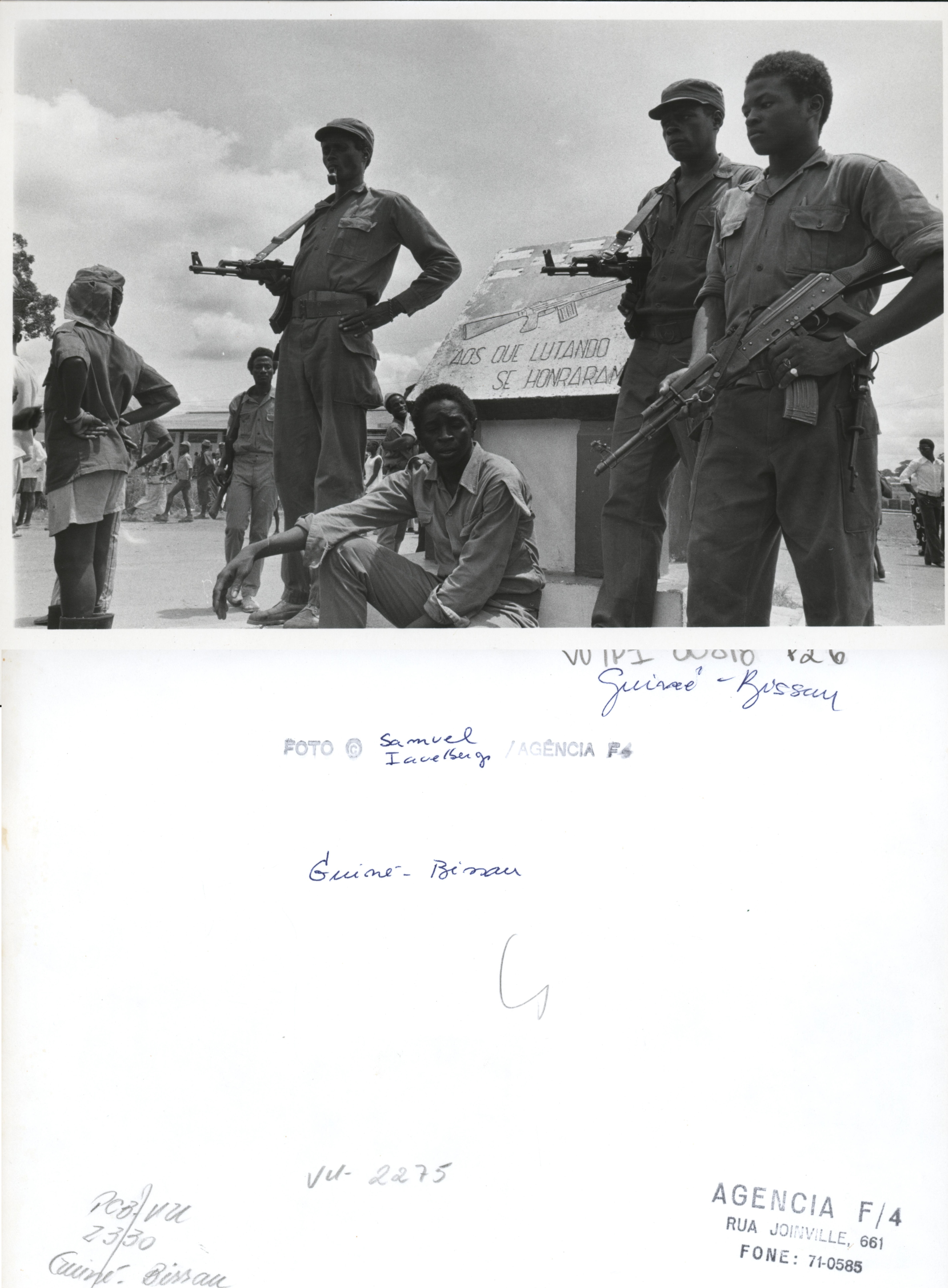 Partido Africano de Independência de Guiné Bissau e Cabo Verde, s.d. Fotografia de Samuel Lavelberg (Agência F4) Fundo Voz da Unidade  Políticas Internacionais Fotografia 0818 (frente e verso) Guiné-Bissau.