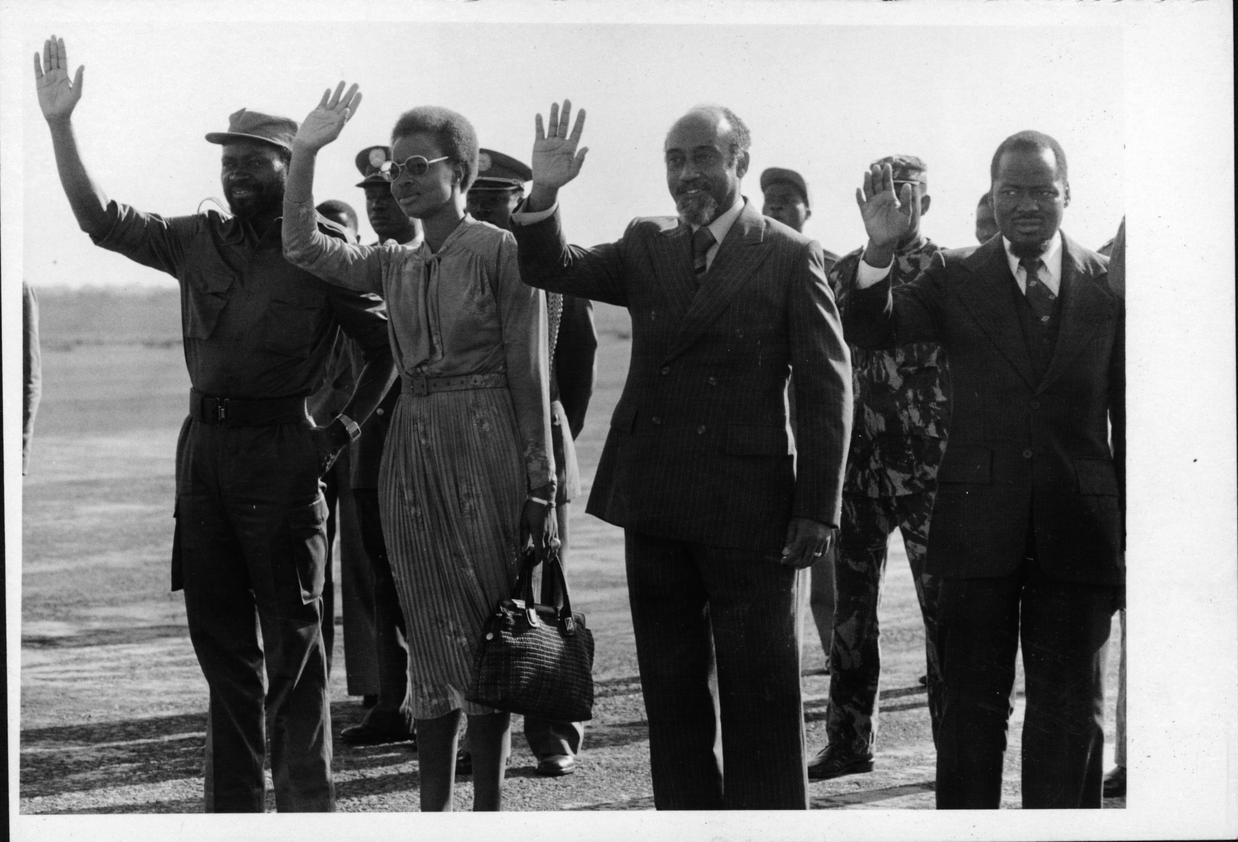 Samora Machel, Graça Machel, Marcelino dos Santos e Chissano, s.d. Fotografia de Cristina Zappa (Agência F4)  Fundo Voz da Unidade  Políticas Internacionais Fotografia 00957  Moçambique.