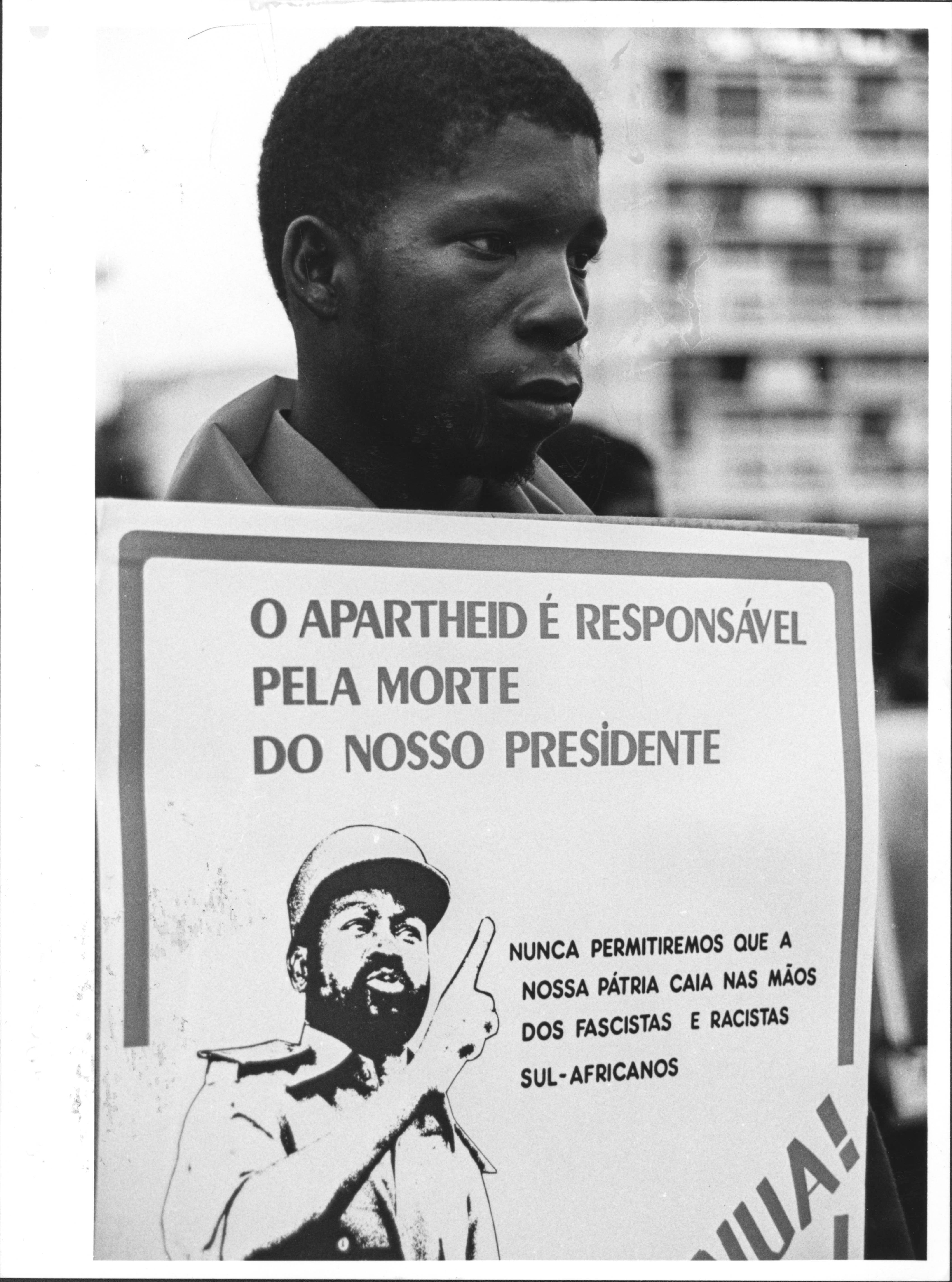 “Enterro Presidente Samora Machel”, 1986. Fotografia de Alvaro Lima (Agência de Informação de Moçambique - AIM). Fundo Voz da Unidade Fotografia 00964  Moçambique, Maputo.