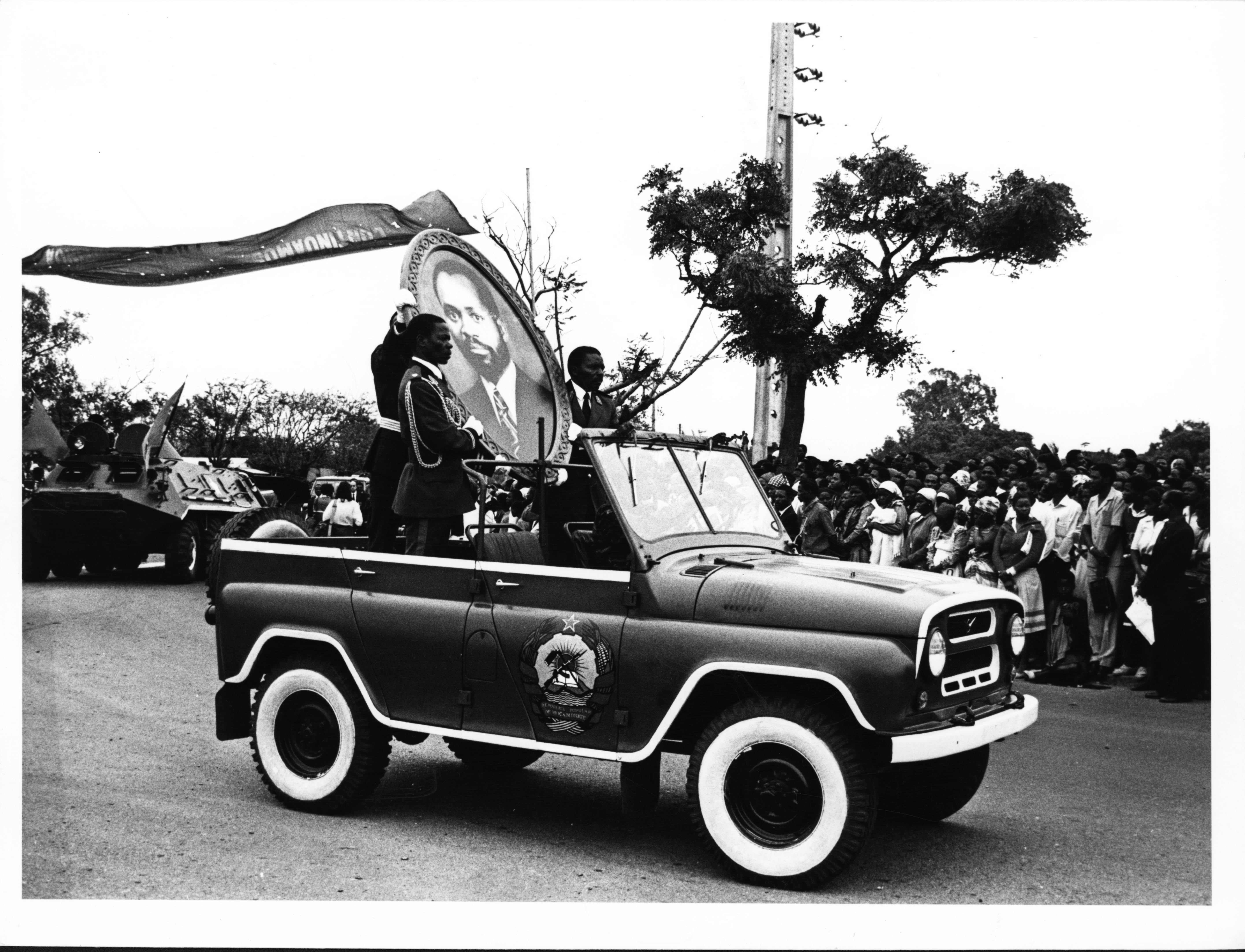 “Enterro Presidente Samora Machel”, 1986. Fotografia de Alvaro Lima (Agência de Informação de Moçambique - AIM). Fundo Voz da Unidade Fotografia 00960   Moçambique, Maputo. 