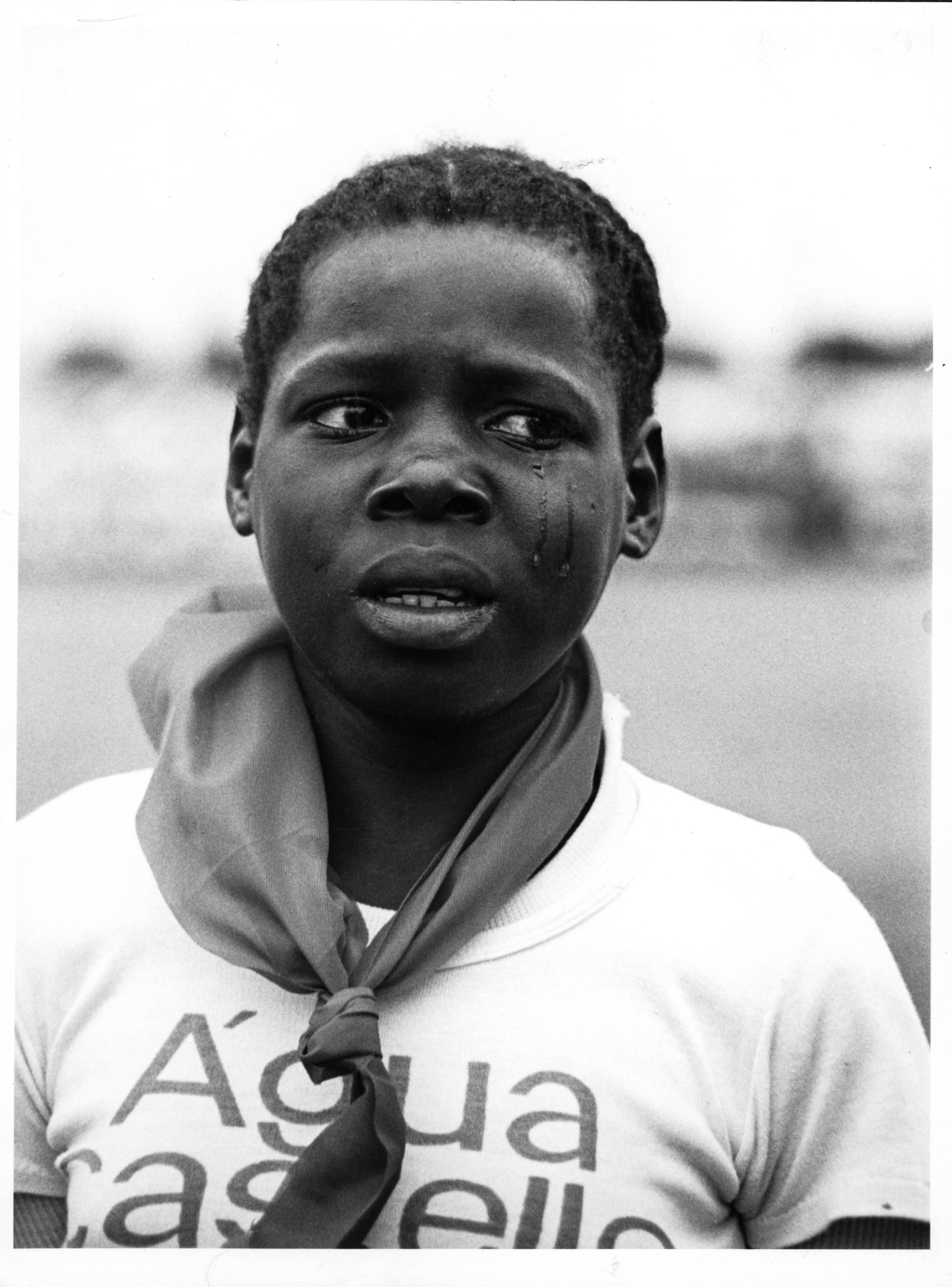 “Enterro Presidente Samora Machel”, 1986. Fotografia de Alvaro Lima (Agência de Informação de Moçambique - AIM). Fundo Voz da Unidade Fotografia 00962  Moçambique, Maputo.