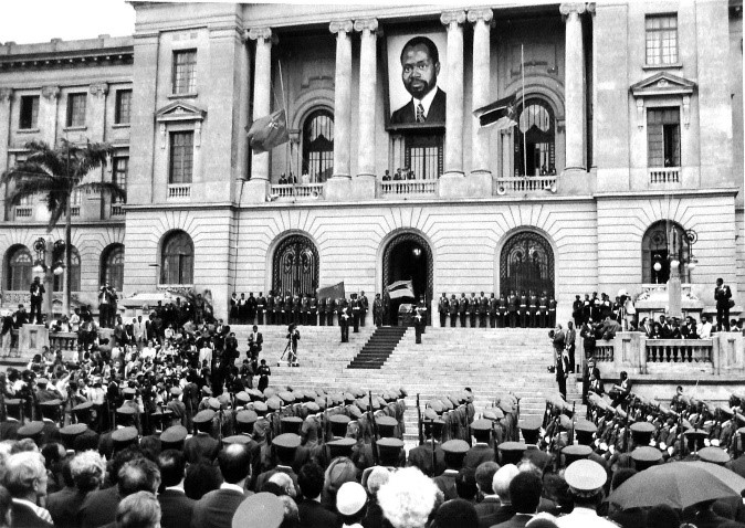 “Enterro Presidente Samora Machel”, 1986. Fotografia de Alvaro Lima (Agência de Informação de Moçambique - AIM). Fundo Voz da Unidade Fotografia 00959  Moçambique, Maputo.