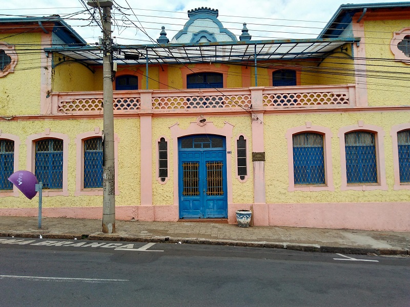 1: Fachada da sede da Sociedade Beneficente 13 de Maio, na Rua José Pinto de Almeida n. 636, em Piracicaba.