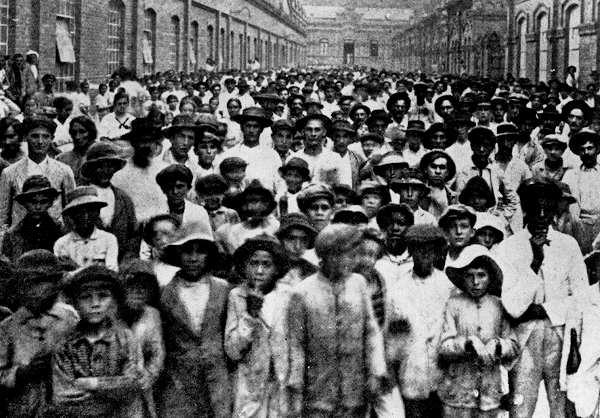 Operários da Fábrica Votorantim, Sorocaba, SP, década de 1910.