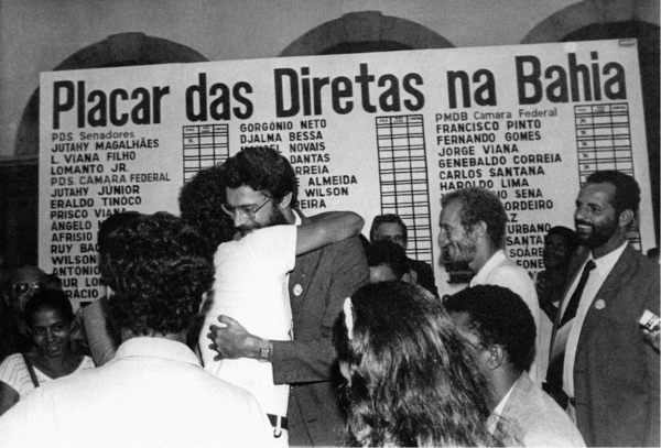 O deputado Dante de Oliveira e o Placar das Diretas na Bahia, 1984.
